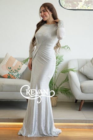 فستان سهره طويل فضي اللون، مصنوع من قماش لامع