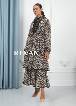 فستان طويل بنقشة فاخرة وتصميم أنيق