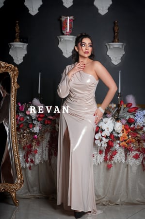 فستان بكتف واحد بتصميم لامع وشق جانبي جذاب