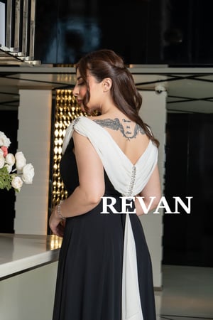 فستان كلاسيكي سهرة شيفون بذيل وشال منسدل من الخلف