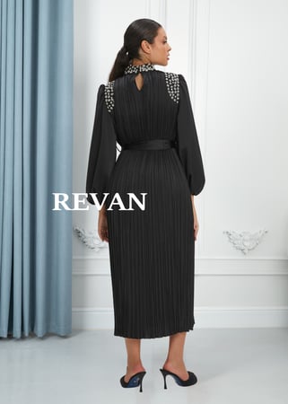 فستان بليسيه أنيق بتصميم راقٍ ولمسات فاخرة