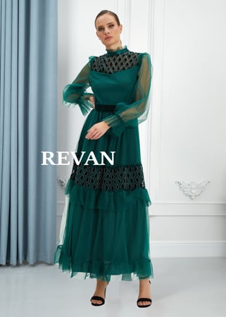 فستان أنيق بتصميم راقٍ ولمسات فاخرة