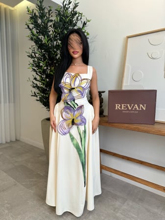 فستان عيد بتطريز ورد بارز أناقة فنية راقية من ريڤــان
