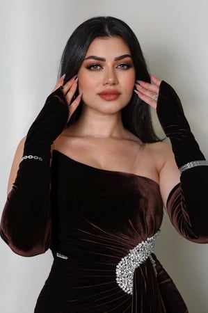 فستان سهرة بقصة أنيقة مع ذيل انسيابي من ريڤــان