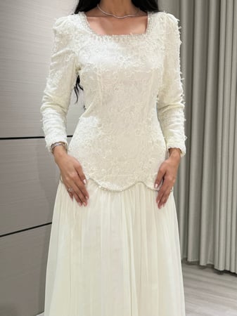 فستان عيد ميدي أنيق بتطريز ناعم وأكمام طويلة من ريڤــان