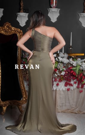 فستان سهرة لامع بكتف واحد تصميم فاخر بفتحة جانبية