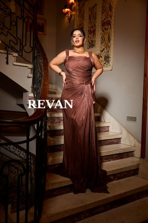 فستان سهرة بحمالات عريضة وطيّات ملتفة