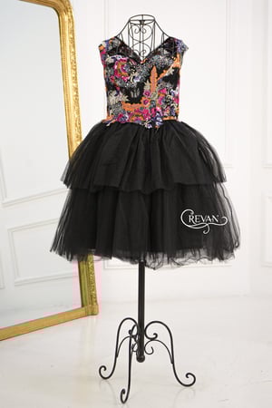 فستان قصير بتطريز ترتر