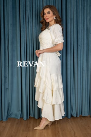 فستان بطبقات بتصميم أنيق وعصري