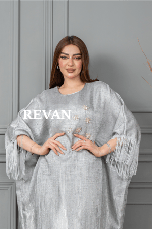 جلابية أنيقة بتصميم واسع ولمسات تطريز راقية