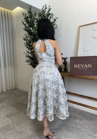 فستان عيد ميدي بتطريز ورد ثلاثي الأبعاد أناقة ساحرة من ريڤــان