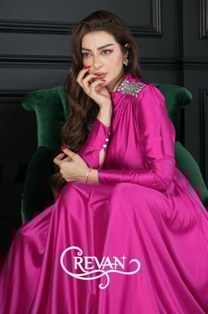 فستان طويل ستان مزين بحزام كرستال