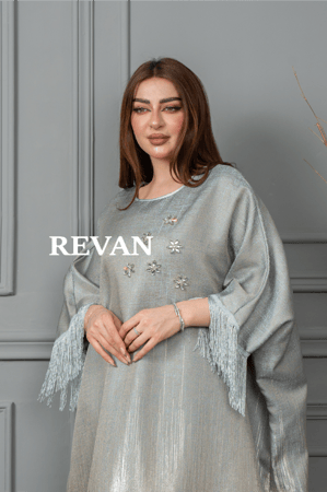 جلابية أنيقة بتصميم واسع ولمسات تطريز راقية