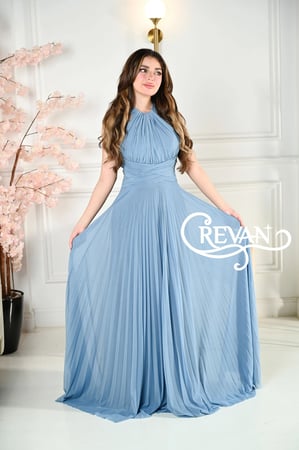 فستان سهرة بحمالة رقبة عالية وطيّات أنيقة مع شال منفصل