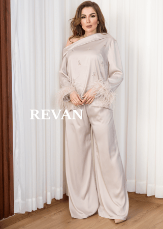 طقم ستان ملكي بتفاصيل ريش وتطريز ناعم