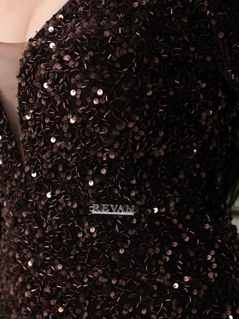 فستان سهرة بتصميم راقٍ وتفاصيل لافتة من ريڤــان