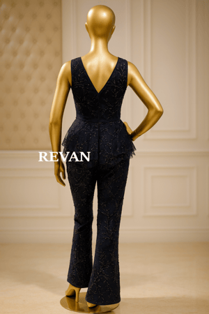 طقم كحلي مطرز مكون من بلوزة مع بنطال أنيق من ريڤــان