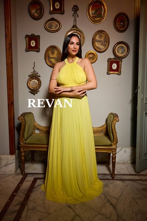 فستان سهرة بحمالة رقبة عالية وطيّات أنيقة مع شال منفصل