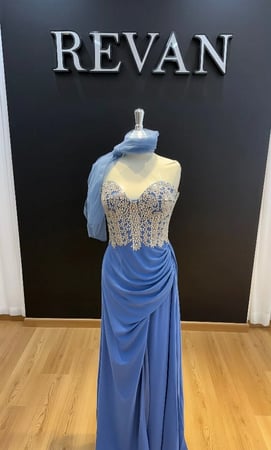 فستان سهرة ستراس فضي مع كسرات وفتحة جانبية من ريڤــان