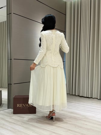 فستان عيد ميدي أنيق بتطريز ناعم وأكمام طويلة من ريڤــان