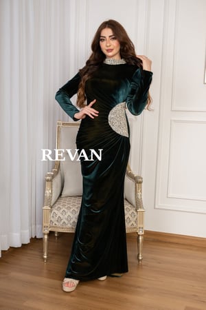 فستان قطيفه ريڨان مرصع بالكريستال