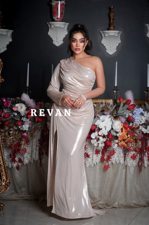 فستان بكتف واحد بتصميم لامع وشق جانبي جذاب