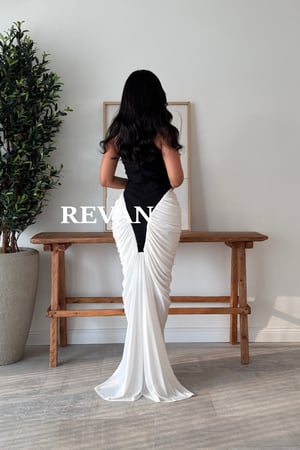 فستان سهرة بتصميم مميز من ريڤــان