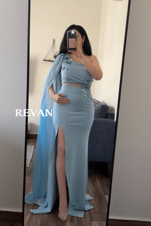 فستان سهرة بحري بكتف واحد وتطريز زهري من ريفان