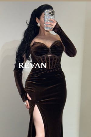 فستان سهرة مخملي بكورساج مرصع وشق جانبي من ريڤــان