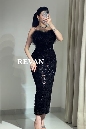 فستان أسود ترتر فاخر ولمسة ريش