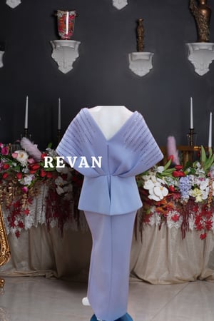 فستان بنفسجي بتصميم فريد وفتحة أمامية