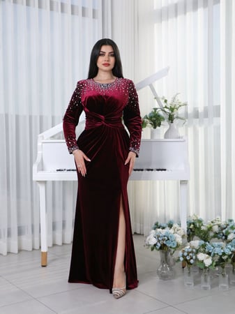 فستان مخملي مطرّز فاخر من ريڤــان