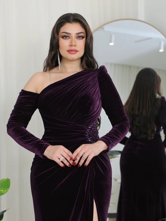 فستان سهرة مخمل بتصميم كتف واحد مع فتحة أمامية من ريڤــان