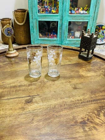 من النوادر؛ كاسات أنيقة وجميلة برسومات مذهبة اشتهر فترة أوائل الثمانينات أي من حوالي ٤٥ عام مخزن تخزين ممتاز لم يستخدم؛ صناعة إيطاليا؛ السعر للكأس الواحد