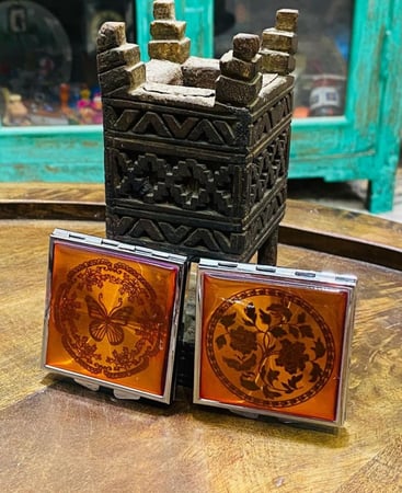 من البنود المميزة؛ مرايات صغيرة الحجم للفتيات بنقوش وزخارف جميلة جداً؛ مخزنة تخزين ممتاز لم تستخدم؛ السعر للحبة الواحدة