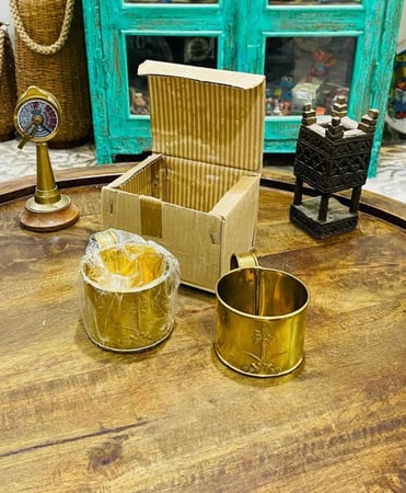 من البنود المميزة؛ كأس من المعدن المتين صناعة يدوية؛ يحمل شعار سيفين ونخلة بشكل بارز كما هو واضح في الصور؛ قديم عمره أكثر من ٤٠ عام مخزن تخزين ممتاز لم يستخدم السعر للحبة الواحدة