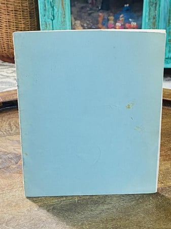 مجلة من الحجم الصغير بعنوان صقور الخليج عام ١٤٠٧هـ