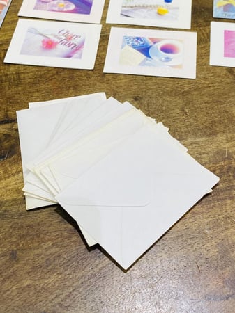 من البنود المميزة والتي اشتهرت فترة التسعينات الميلادية؛ عدد ٢٠ كرت تهنئة تحمل صورة جميلة كل كرت معه ظرف خاص به؛ قديمة مخزنة تخزين ممتاز؛ السعر للجميع