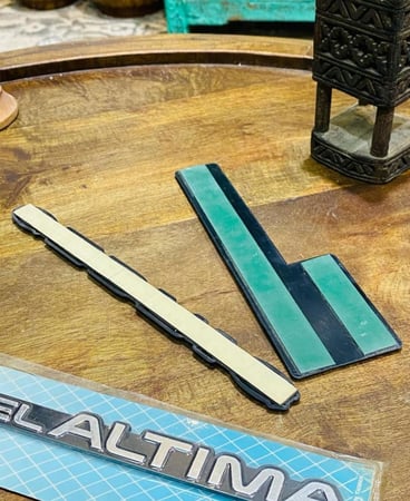 من البنود المميزة؛ شعارات لاصقة لسيارات نيسان بحروف بارزة كما هو واضح في الصور؛ قديمة ومخزنة تخزين ممتاز؛ صناعة تايوان؛ السعر للحبة الواحدة