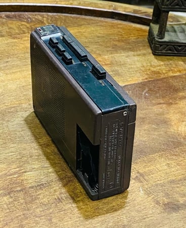 جهاز مسجل من شركة سانيو؛ يحتاج صيانة (البيع كديكور فقط)