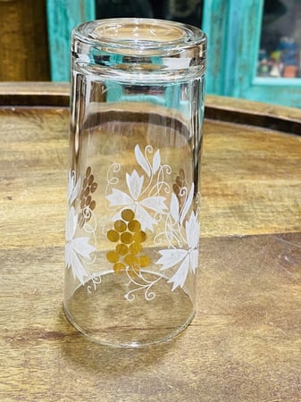 من النوادر؛ كاسات أنيقة وجميلة برسومات مذهبة اشتهر فترة أوائل الثمانينات أي من حوالي ٤٥ عام مخزن تخزين ممتاز لم يستخدم؛ صناعة إيطاليا؛ السعر للكأس الواحد