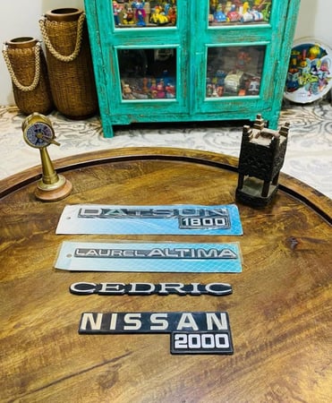 من البنود المميزة؛ شعارات لاصقة لسيارات نيسان بحروف بارزة كما هو واضح في الصور؛ قديمة ومخزنة تخزين ممتاز؛ صناعة تايوان؛ السعر للحبة الواحدة