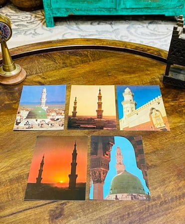 من النوادر؛ عدد ٥ من الكروت البريدية القديمة لأماكن متفرّقة من المدينة المنورة (كان في فترة السبعينات والثمانينات الميلادية يكتب عليها نص الرسالة من الخلف وترسل عبر البريد للشخص المراد) السعر للجميع