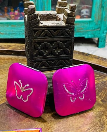 من البنود المميزة؛ مرايات صغيرة الحجم للفتيات بنقوش وزخارف جميلة جداً؛ مخزنة تخزين ممتاز لم تستخدم؛ السعر للحبة الواحدة