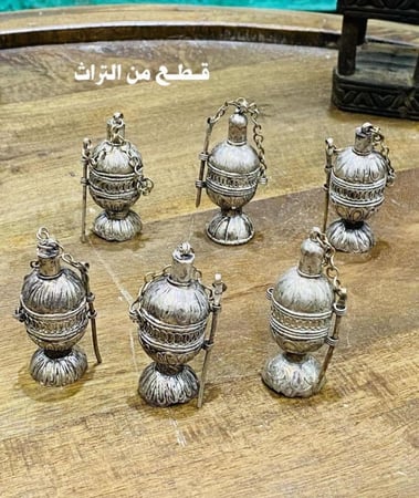 من النوادر؛ مكاحل متحفية عمل يدوي تسمى مكاحل الفضة اليمانية؛ قديمة جداً منقوشة ومزيّنة بتصاميم أنيقة.؛ السعر للحبة الوحدة