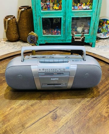 من البنود المميزة؛ جهاز مشغل كاسيت مع راديو من شركة سانيو؛ مخزن بالكرتون تخزين ممتاز لم يستخدم؛ يعمل على البطارية والكهرباء خط ١١٠-٢٢٠ڤولت؛ صناعة اليابان