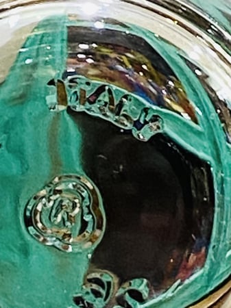 من النوادر؛ كاسات أنيقة وجميلة برسومات مذهبة اشتهر فترة أوائل الثمانينات أي من حوالي ٤٥ عام مخزن تخزين ممتاز لم يستخدم؛ صناعة إيطاليا؛ السعر للكأس الواحد