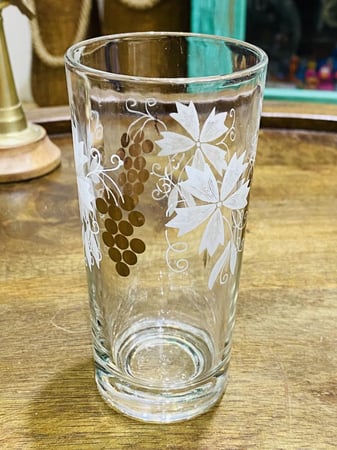 من النوادر؛ كاسات أنيقة وجميلة برسومات مذهبة اشتهر فترة أوائل الثمانينات أي من حوالي ٤٥ عام مخزن تخزين ممتاز لم يستخدم؛ صناعة إيطاليا؛ السعر للكأس الواحد