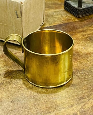 من البنود المميزة؛ كأس من المعدن المتين صناعة يدوية؛ يحمل شعار سيفين ونخلة بشكل بارز كما هو واضح في الصور؛ قديم عمره أكثر من ٤٠ عام مخزن تخزين ممتاز لم يستخدم السعر للحبة الواحدة