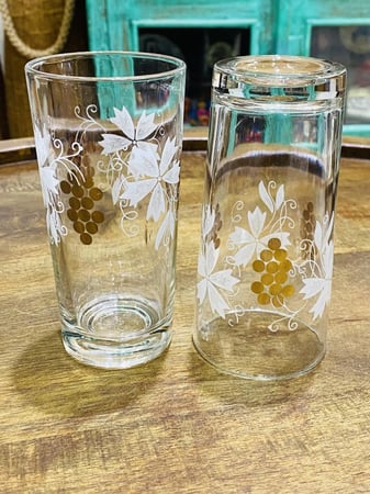 من النوادر؛ كاسات أنيقة وجميلة برسومات مذهبة اشتهر فترة أوائل الثمانينات أي من حوالي ٤٥ عام مخزن تخزين ممتاز لم يستخدم؛ صناعة إيطاليا؛ السعر للكأس الواحد